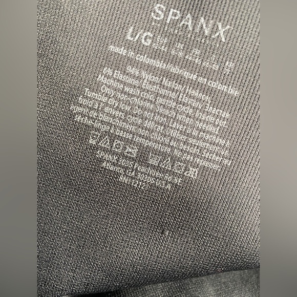 SPANX Look At Me Now Seamless Cropped Leggings Camo Black Size Large - Picture 8 of 8